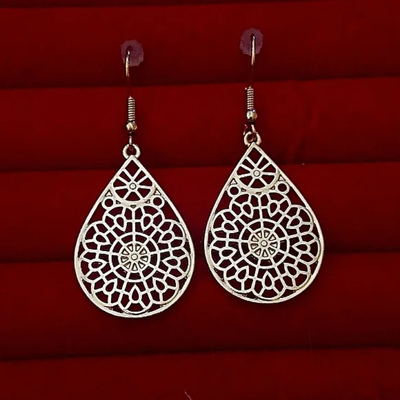 💖Women's Gold Colored Tear Drop Earrings - Picture 1 of 3